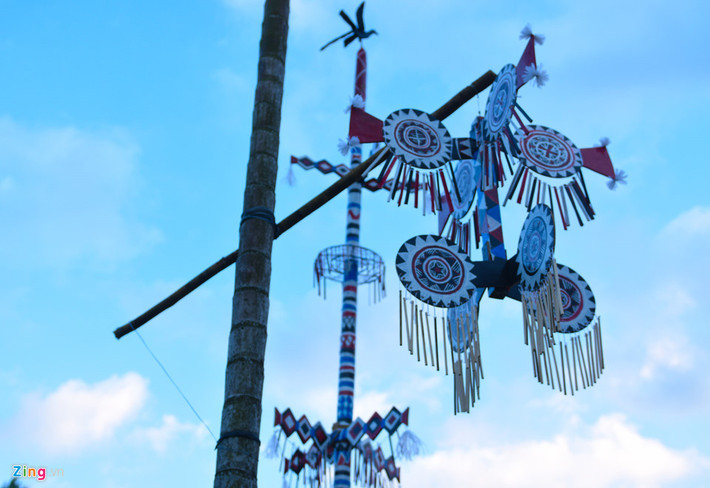 Hoa văn tinh xảo, màu sắc tuyệt đẹp trên cây nêu trong ngày Tết ngã rạ (mừng lúa mới) ở xã Bình An. "Chúng tôi về đây đi khảo sát các dòng suối, ngọn thác, cỏ hoa, chim thú...giữa núi rừng. Anh em ăn ở với dân làng nhiều ngày để lấy cảm hứng vẽ tranh 3D phát sáng tái hiện khung cảnh thiên nhiên hoang sơ và nét đẹp văn hóa truyền thống của đồng bào Cor nơi đây", ông Nguyễn Thanh Tuyên, Trưởng nhóm họa sĩ cho biết.