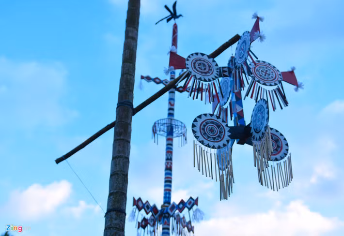 Hoa văn tinh xảo, màu sắc tuyệt đẹp trên cây nêu trong ngày Tết ngã rạ (mừng lúa mới) ở xã Bình An. "Chúng tôi về đây đi khảo sát các dòng suối, ngọn thác, cỏ hoa, chim thú...giữa núi rừng. Anh em ăn ở với dân làng nhiều ngày để lấy cảm hứng vẽ tranh 3D phát sáng tái hiện khung cảnh thiên nhiên hoang sơ và nét đẹp văn hóa truyền thống của đồng bào Cor nơi đây", ông Nguyễn Thanh Tuyên, Trưởng nhóm họa sĩ cho biết.