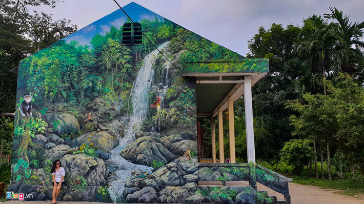 Bức tranh 3D phát sáng tái hiện không gian hoang sơ thác Tuyền Tung trên bức tường nhà văn hóa thôn Thọ An. Voọc chà vá chân nâu, loài linh trưởng quý hiếm cùng sóc, chim, bướm muôn màu tạo nên bức tranh sống động ở bản làng Bình An.