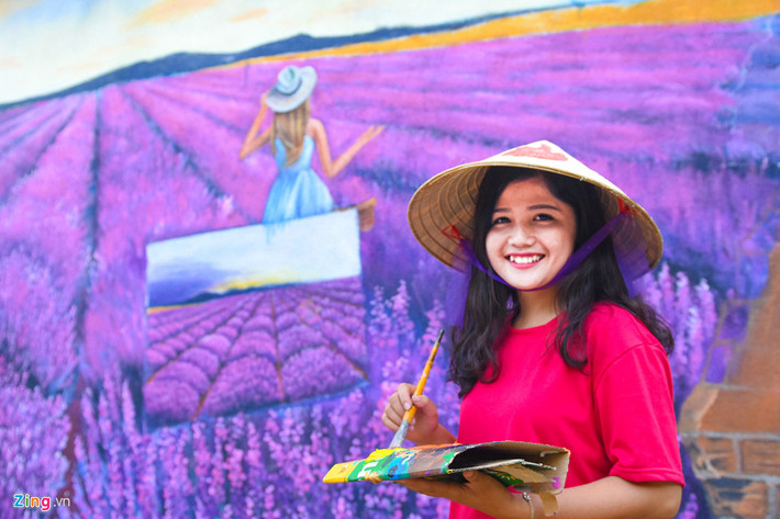 Họa sĩ Đỗ Thị Hồng Liên (ngụ TP.HCM), chia sẻ những bức tranh tập trung vào chủ đề cảnh đẹp hoang sơ, hoang dã nơi đây. "Chúng tôi đi khảo sát, ghi lại hình ảnh thực tế 100% trên núi rừng để chuyển tải vào tranh. Nhóm họa sĩ hy vọng những bức tranh 3D phát sáng giới thiệu về phong cảnh thiên nhiên, nét đẹp văn hóa truyền thống của vùng đất này đến với du khách gần, xa ", chị Liên thổ lộ.