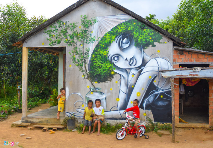 Những đứa trẻ hồn nhiên bên bức họa 3D phát sáng. Trao đổi với Zing.vn, ông Lý Thọ, Phó chủ tịch UBND huyện Bình Sơn, cho biết địa phương mong muốn mở ra cầu nối đưa du khách đến vùng đất nổi tiếng Thọ An. Do vậy, huyện đã mời nhóm họa sĩ về đây đi khảo sát, tái hiện khung cảnh thiên nhiên hoang sơ, núi rừng lên tranh tạo thêm sản phẩm du lịch.