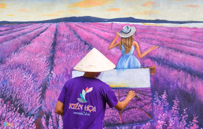 Cánh đồng hoa oải hương - Lavender, một trong những loại hoa rất nổi tiếng trên thế giới, đặc biệt là những cánh đồng hoa ở Pháp. Sắc hoa oải hương tím thể hiện tình yêu chung thủy được giới trẻ Việt Nam ưa thích được vẽ trên tường nhà dân nơi đây.