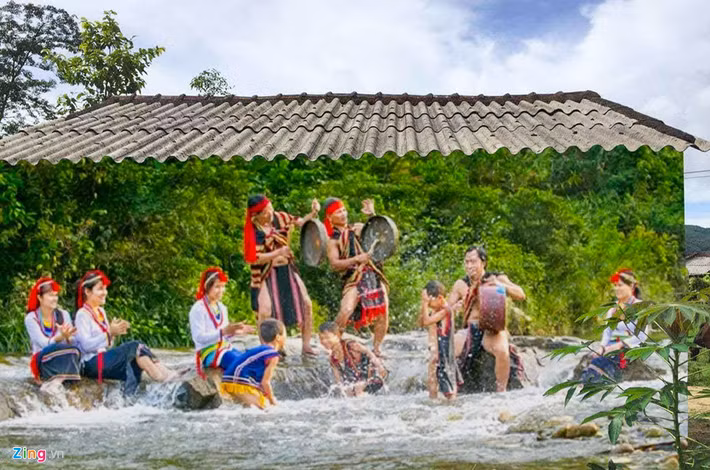 Đồng bào dân tộc Cor trong trang phục truyền thống biểu diễn cồng chiêng giữa núi rừng được tái hiện sinh động trên tranh 3D phát sáng ở Thọ An.