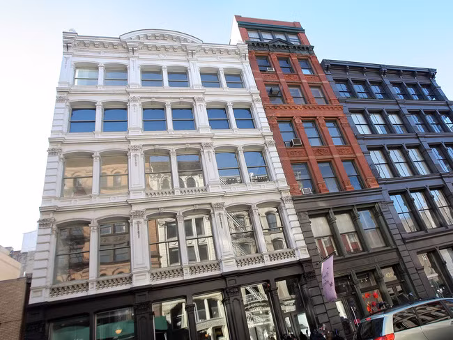 Nằm trong toà nhà được xây dựng từ năm 1873, căn penthouse với 4 phòng ngủ , 6,5 phòng tắm này đã được cải tạo trong 4 năm liền.