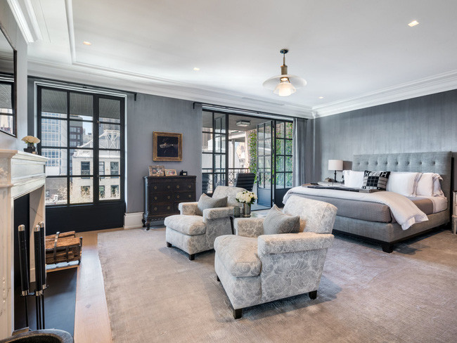 Phòng ngủ chính của căn hộ cũng có một lò sưởi, quầy bar, tủ quần áo lớn và cửa gỗ kiểu Pháp mở ra sân hiên.