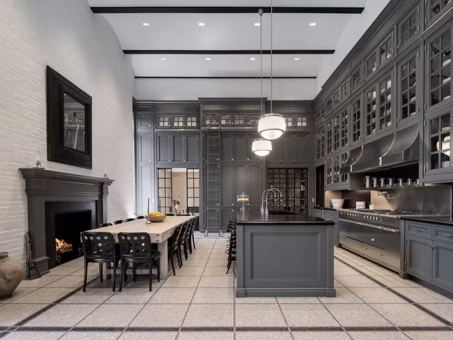 Trong bếp cũng có một lò sưởi, phòng chứa thực phẩm và phòng trữ rượu.