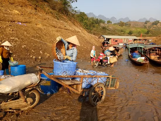 Hiện tại bản Pá Uôn, có hơn chục hộ làm nghề cá khô. Người dân dùng những tấm lưới hoặc phên tre nứa dải xuống nền rồi dải cá lên phơi. Hầu hết các loại cá đều được làm thủ công và phơi tự nhiên. Việc làm cá khô đang tạo việc làm cho nhiều người dân địa phương.