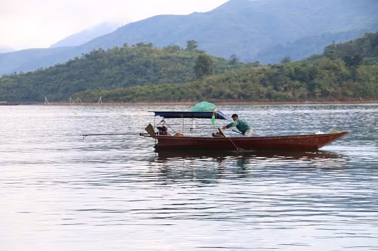 Hiện tại bản Pá Uôn, xã Mường Giàng (Quỳnh Nhai) có hơn chục hộ làm nghề cá khô, nghề đánh bắt thủy sản trên vùng lòng hồ sông Đà đang mang lại nguôn thu nhập ổn định cho người dân.