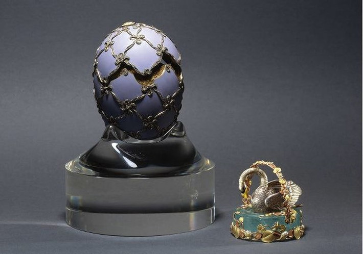 Trứng thiên nga chứa một con thiên nga tinh xảo được làm từ vàng và aquamarine.