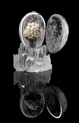 Quả trứng mùa đông được làm từ hơn 1.600 viên kim cương, bạch kim, đá pha lê và đá mặt trăng cabochon.