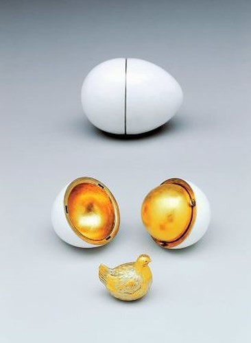 Giống như nhiều quả trứng phục sinh của Faberge, trứng Phục Sinh Hen chứa những điều ngạc nhiên - trong trường hợp này, một con gà mái vàng với đôi mắt bằng hồng ngọc.