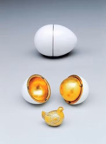 Giống như nhiều quả trứng phục sinh của Faberge, trứng Phục Sinh Hen chứa những điều ngạc nhiên - trong trường hợp này, một con gà mái vàng với đôi mắt bằng hồng ngọc.