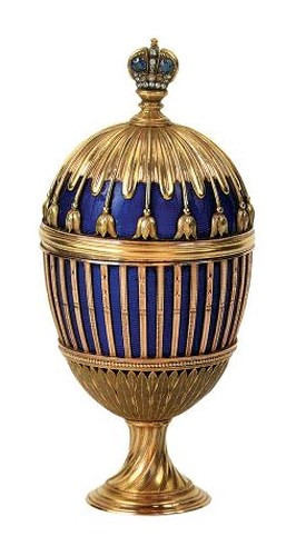 Blue Rib Ribbed Egg được làm từ nhiều loại vật liệu đắt tiền, bao gồm vàng xanh, vàng nguyên chất, ngọc bích, kim cương, mã não, hồng ngọc.