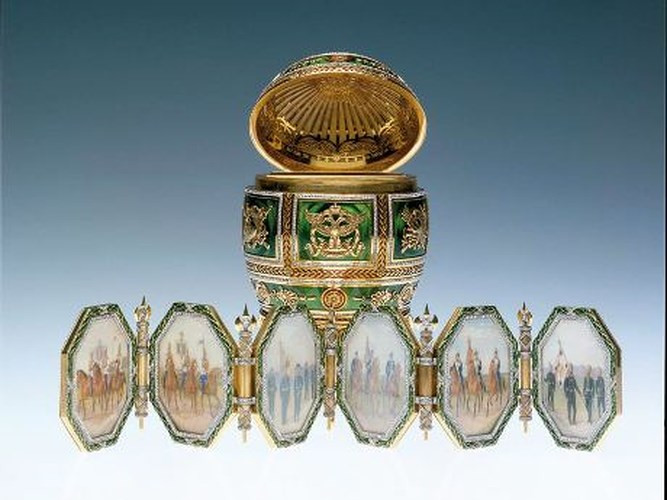 Trứng Napoleonic đi kèm với một màn hình gấp được làm bằng sáu tấm hình bát giác.