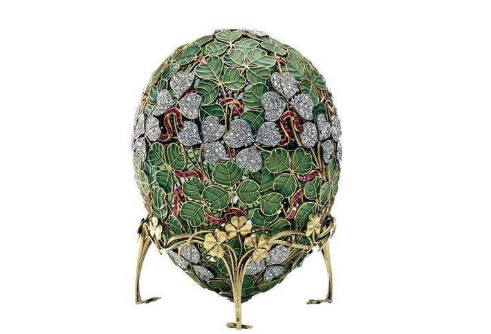 The Clover Leaf Imperial Easter Egg được làm từ vàng, hồng ngọc, bạch kim, men và kim cương cắt hồng. Đó là món quà Phục Sinh năm 1902 của Sa hoàng Nicholas II cho Hoàng hậu của mình Alexandra Feodorovna.