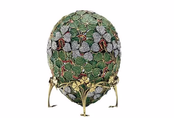 The Clover Leaf Imperial Easter Egg được làm từ vàng, hồng ngọc, bạch kim, men và kim cương cắt hồng. Đó là món quà Phục Sinh năm 1902 của Sa hoàng Nicholas II cho Hoàng hậu của mình Alexandra Feodorovna.