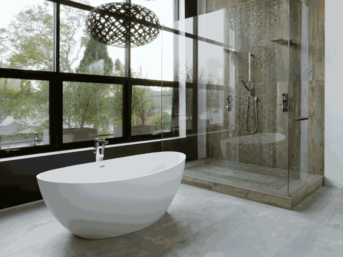 Có rất nhiều lý do khiến sàn nhà bê tông đang trở thành một trong những xu hướng nội thất cực hot trong năm 2018. Nhiều chủ nhà đánh giá cao sàn bê tông vì kiểu dáng đẹp, bền bỉ, giá rẻ lại dễ bảo trì. Sàn bê tông cũng là lựa chọn thân thiện với môi trường. Nếu bạn lựa chọn sàn bê tông, bạn sẽ không mất nhiều tiền bạc, công sức để bảo trì, nâng cấp như với sàn gỗ. Sàn bê tông cũng là loại sàn chịu ít tác động từ môi trường. Đó là lý do nhiều người lựa chọn lắp đặt sàn bê tông.