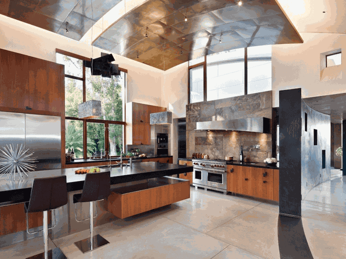 Nhiều màu sắc và kiểu dáng Nếu bạn nghĩ rằng sàn bê tông chỉ có một màu xám nhàm chán thì mong bạn hãy nghĩ lại. Sàn bê tông hiện đại có kiểu dáng, màu sắc vô cùng đa dạng. Bạn có thể lựa chọn độ bóng, độ mịn của sàn.