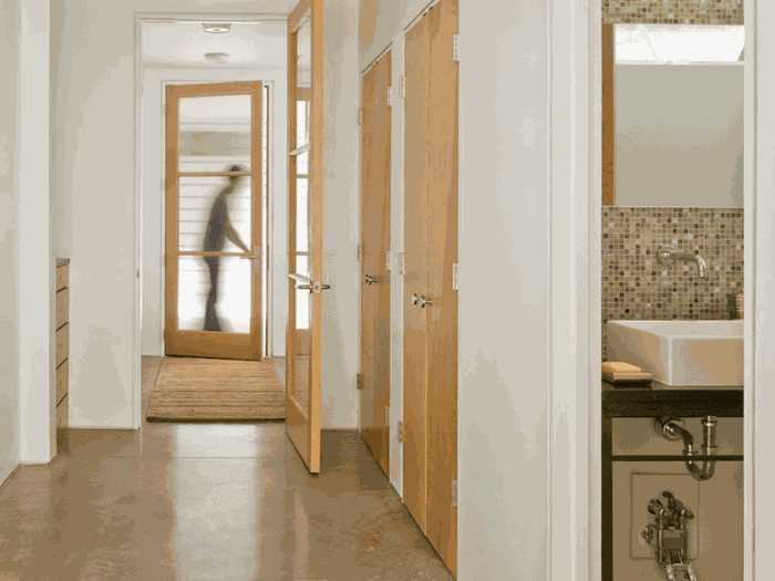 Dễ lau chùi Nếu bạn thấy sợ hãi khi phải lau chùi sàn gỗ, sàn gạch hoa thì hãy lựa chọn sàn bê tông. Sàn bê tông trơn nhẵn, ít bám bụi, bền đẹp, dễ lau chùi hiện đang được lòng rất nhiều gia chủ. Bạn có thể làm sạch sàn bên tông bằng chổi, cây lau nhà tùy ý mà không sợ sàn bị xuống cấp.