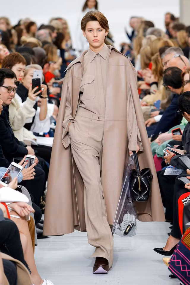 Khi đó, ai cũng nghĩ đây chỉ là món đạo cụ thêm thắt cho vui nhưng sau đó, thương hiệu Pháp đã thực sự bán sản phẩm độc đáo này với giá lên đến trên 22 triệu đồng.