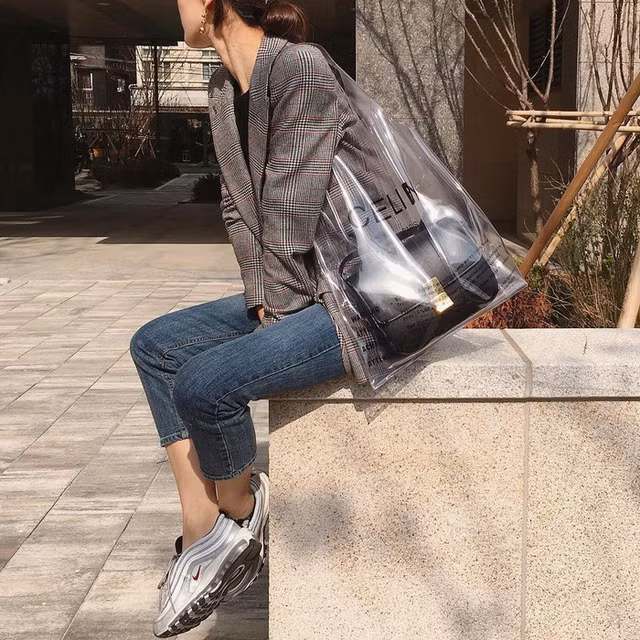 Điểm khác biệt duy nhất của chiếc túi nhựa hàng hiệu này so với loại thông thường là nó có in chữ Celine rất to.