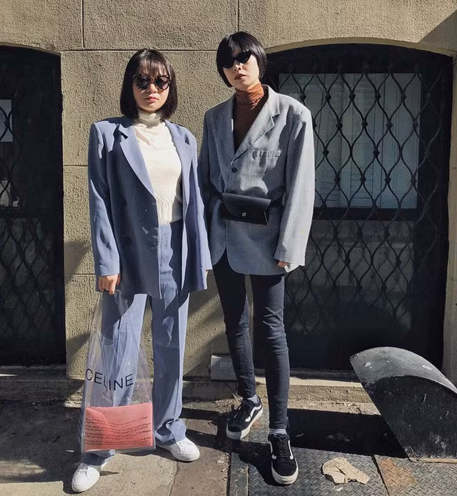 Trước Celine, nhà mốt Calvin Klein cũng từng cho ra một mẫu túi bóng gần giống như thế. Sau thành công của bộ sưu tập xuân hè 2018 với thương hiệu Calvin Klein, NTK Raf Simons tiếp tục bắt tay cùng một nhãn hàng để ra mắt mẫu phụ kiện độc đáo trong mùa mốt năm nay. Sản phẩm lần này của ông lấy cảm hứng từ chiếc túi xách nilon đựng đồ. Chúng được thiết kế từ chất liệu nhựa PVC, không thấm nước cùng kiểu dáng giống những dòng túi được bày bán trong các cửa hàng tiện dụng.