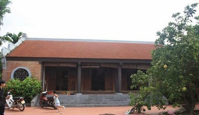 4. Xuân Hinh: "Vua hài đất Bắc" sở hữu căn nhà cổ bạc tỷ bằng gỗ lim ở Bắc Ninh, quê nhà của anh. Cổng và tường nhà được xây bằng gạch ngói, tạo cảm giác cổ kính. Nhìn bên ngoài, căn nhà mang đậm không gian kiến trúc của vùng đồng bằng Bắc Bộ.