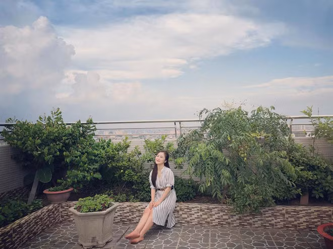 Chỉ một góc chụp trên sân thượng cũng đủ thấy độ rộng rãi, khang trang của căn nhà mà gia đình Hương Tràm đang sinh sống ở quê.