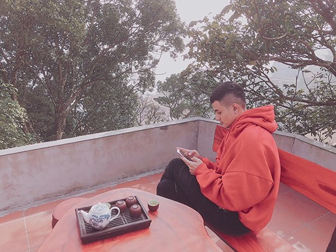 Dịp Tết 2018 vừa qua, Hoàng Thùy Linh chia sẻ hình ảnh về quê đón Tết cùng gia đình. Trùng hợp là trên trang cá nhân của Vĩnh Thụy - bạn trai người đẹp cũng khoe ảnh check-in ở Vĩnh Phúc. Nhiều người nhanh chóng nhận ra góc sân thượng mà chàng người mẫu điển trai ngồi chính là sân thượng nhà Hoàng Thùy Linh.