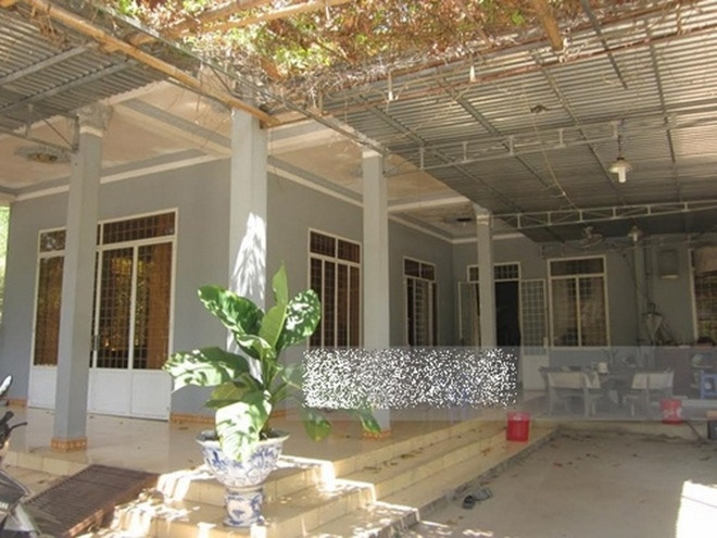 Bên trong căn nhà ở quê của ông xã Nhã Phương với hàng hiên rộng rãi, thoáng đãng được trang trí bằng những chậu cây cảnh xanh mát. Ngoài ra, còn có một bộ bàn ghế đá được kê ngoài hiên để ngồi nghỉ ngơi, thư giãn.