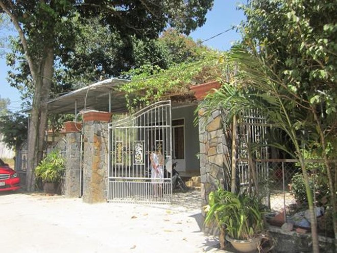 1. Trường Giang: Thành công, nổi tiếng song Trường Giang không quên chăm chút, sửa sang căn nhà ở xã Tân Hiệp, Long Thành (Đồng Nai), nơi hiện bố mẹ anh đang sống ở đó. Nhìn từ bên ngoài, căn nhà trông rộng rãi, khang trang.