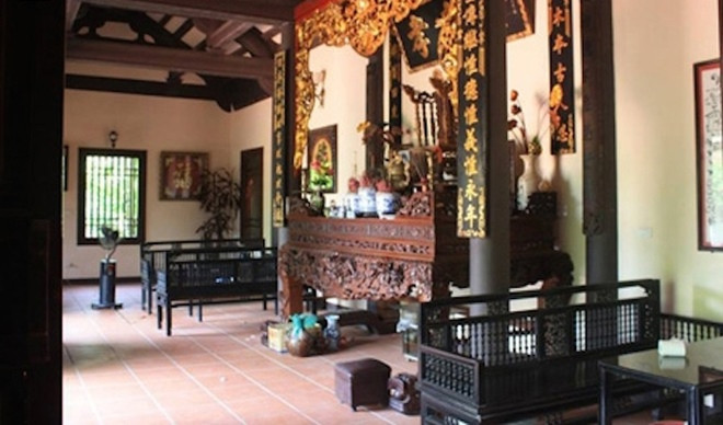 Ngôi nhà của gia đình danh hài Xuân Hinh được thiết kế theo lối cổ, đó vừa là nơi thờ tự của dòng họ, lại vừa là nơi sinh hoạt của gia đình anh. Căn nhà được làm từ nguyên liệu chính là gỗ. Ngay cả nội thất trong nhà cũng đều được làm hoàn toàn từ gỗ vừa gần gũi, mộc mạc lại phù hợp với tổng thể chung của kiến trúc ngôi nhà.