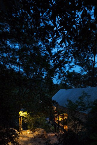 Giếng nước nằm ở góc trái ngôi nhà cung cấp nguồn nước sinh hoạt cho cả gia đình.