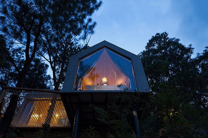 Khung nhà được chống đỡ bằng trụ thép chắc chắn.