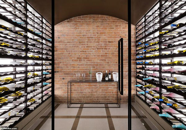 Căn nhà có 5 phòng ngủ, phòng chiếu phim và hầm để hàng trăm chai rượu.