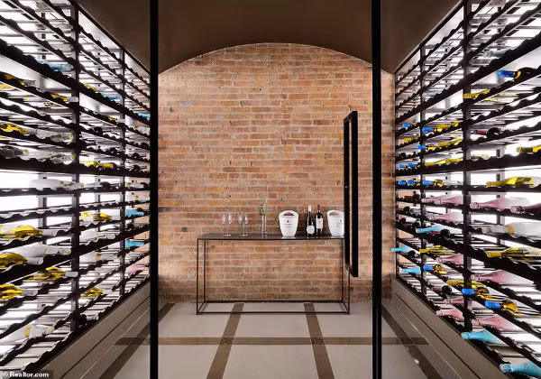 Căn nhà có 5 phòng ngủ, phòng chiếu phim và hầm để hàng trăm chai rượu.