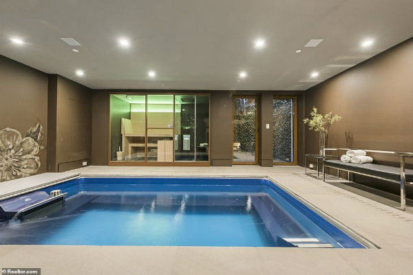 Bể bơi riêng, garage để xe của biệt thự.