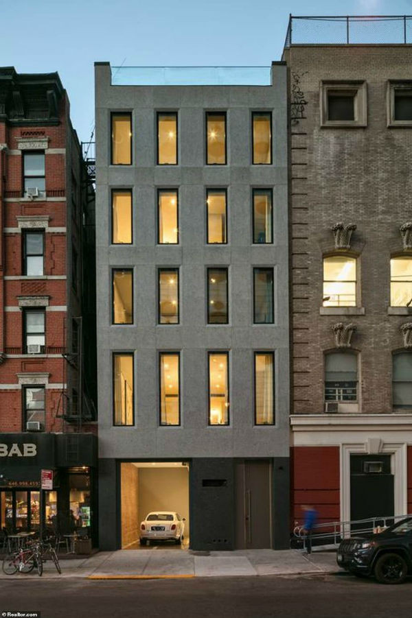 Mới đây, có thông tin cho biết Lady Gaga vừa mua căn nhà ở khu vực West Chelsea, vùng lân cận thủ đô New York với giá 30 triệu USD (~ 700 tỷ đồng). Căn nhà của Lady Gaga rộng hơn 1.000m² với 5 phòng ngủ. Bên cạnh đó tổ ấm này còn có một phòng chiếu phim, tầng hầm để hàng trăm chai rượu.