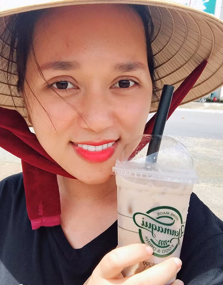 “Cũng khá đẹp, sau này mà có "cơ hội" chắc chắn em cũng tự tay design mọi thứ cho ngôi nhà của mình, mặc dù có khi nó không chuyên nghiệp lắm”, một người để lại ý kiến. Cô vợ khéo tự tay thiết kế nhà ở chia sẻ: “Nói về đam mê, mình có rất nhiều nhưng đam mê lớn nhất là một cuộc sống tự do tự tại làm bất cứ điều gì mình yêu thích như trồng cây xanh, trang trí nhà cửa, nấu nướng, chụp ảnh... Căn nhà mình đang ở là tâm huyết của 2 vợ chồng sau nhiều năm kinh doanh tích cóp. Nhà có diện tích 150m2, trong đó nửa diện tích dành làm tiệm trà sữa đằng trước, nửa sau là để ở”.