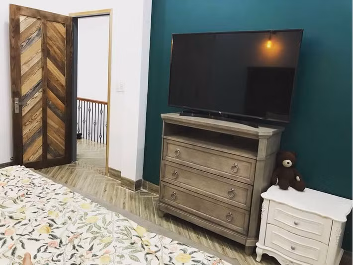 “Mặc dù vất vả và mọi người có nói để ở thôi có cần cầu kì vậy không? Nhưng mình tâm niệm, đã làm thì làm cho tới, làm không ưng thì đừng làm, hiểu được điều đó, ông xã cũng vui vẻ chung tay xây lên căn nhà mơ ước. Có thể trong mắt người khác còn nhiều lỗi, nhưng với mình nó rất hoàn hảo rồi”, chị Hải Yến chia sẻ.