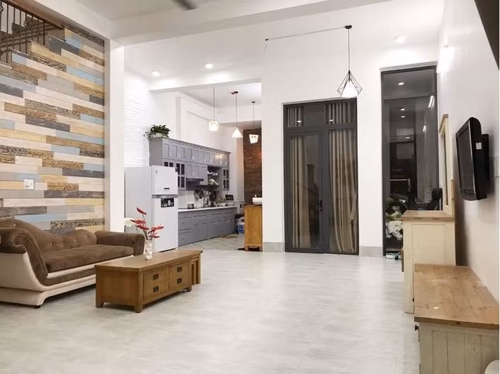 Mới đây, chị Đào Thị Hải Yến, 31 tuổi (tên thường gọi Yến Magui) hiện đang bán trà sữa tại Dĩ An, Bình Dương đăng tải lên một hội nhóm nổi tiếng những hình ảnh về ngôi nhà tự thiết kế đã nhận được sự quan tâm đặc biệt của cư dân mạng. Hàng loạt những bình luận được cư dân mạng để lại như: “Đẹp quá. Mỗi người ở mỗi thời có nhận thức về nhà đẹp khác nhau. Người lớn hay thích kiểu rườm rà sặc sỡ, hoành tráng. Mình thì thích thế này nghe nó nhẹ nhàng, bước vào nhà cảm giác gọn gàng yên bình chứ không bị nặng nề”.