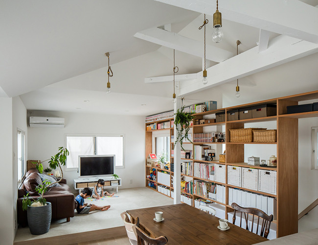 Phòng bếp với ý tưởng từ những gam màu trắng tạo sự sang trọng và tinh tế. Cầu thang ốp mặt gỗ phù hợp với mọi căn nhà theo xu hướng hiện nay. Một góc đọc sách nằm ngay trong phòng khách với đầy đủ ánh sáng tự nhiên.