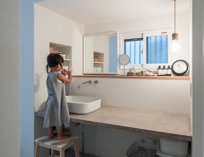 Trồng cây trong nhà nói chung và trong phòng khách nói riêng luôn mang lại cảm giác tươi mới. Phòng tắm được thiết kế tối giản với bố cục hình khối.