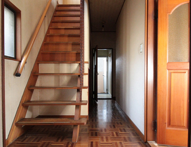 Cầu thang với tay vịn mỏng không an toàn cho trẻ nhỏ lên xuống.