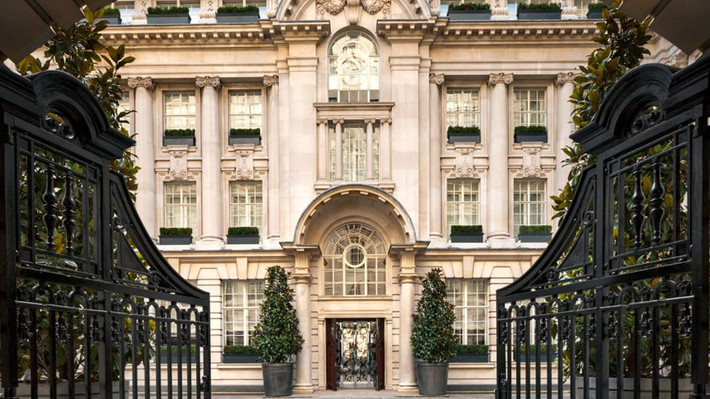 Rosewood: Nằm trong tòa nhà tráng lệ Belle Époque, mặt tiền lớn của Rosewood, phía sau cổng sắt rèn và sân trong khiến bạn cảm thấy như đứng trước một bộ phim của Hoàng gia Anh. Từ bên ngoài, tòa nhà gây ấn tượng mạnh mẽ với một khoảng sân thanh lịch được thiết kế cho xe ngựa kéo và mái vòm cao 166 feet. Tại đây, du khách có thể thưởng thức đồ ăn và đồ uống tuyệt hảo ở các nhà hàng và quầy bar cũng như trải nghiệm trung tâm thể dục và spa tuyệt vời. Các nhân viên tại Rosewood rất hiếu khách, và mặc dù đây là một khách sạn lớn, nó lại đem đến cảm giác gần gũi.