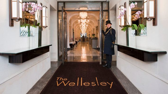 The Wellesley: Đây là một trong những nơi nghỉ dưỡng thời thượng và sang trọng nhất London. Khách sạn phong cách và kín đáo quận Knightsbridge này ban đầu chỉ như một ga tàu điện ngầm, được thiết kế bởi kiến trúc sư người Anh Leslie Green. Tự nhận là "khách sạn boutique sang trọng đầu tiên ở London", The Wellesley có sự tinh tế từ phong cách Art Deco và dịch vụ tuyệt vời. Thêm vào đó là thức ăn tuyệt hảo, một phòng nhạc jazz sôi động, một quầy bar sang trọng phục vụ rượu vang, whisky, Champagnes và xì gà từ hành lang của khách sạn. Hành lang nhỏ được trang hoàng với đèn chùm pha lê riêng biệt, tấm ốp gương, sàn đá lấp lánh và cửa bằng đồng ấn tượng.