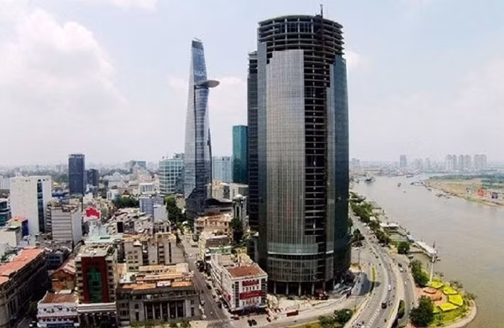 Tòa nhà Saigon One Tower ở Quận 1, TP HCM do Công ty CP Địa ốc Sài Gòn M&amp;C đầu tư với số vốn 256 triệu USD. Tòa nhà cao 195 mét với 42 tầng nhưng đang ngưng trệ. (Ảnh: vietnamfinance)