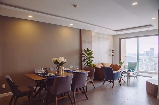 Mới đây người đẹp lại tậu thêm cho mình một căn hộ mới ở Quận 4, TP.HCM. “Đây không phải căn nhà đầu tiên mình sở hữu, nhưng chắc là do mình chăm chút làm từ thô lên hoàn thiện nên thấy có tình cảm hơn hẳn. Căn nhà từ khi nhận thô cho đến lúc hoàn thành tự tay mình nâng niu chăm sóc”, nữ diễn viên Midu chia sẻ.