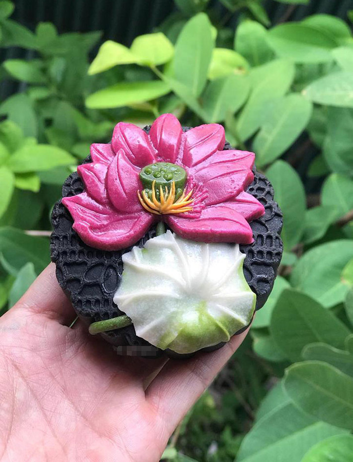 Họa tiết hoa nổi trên bánh cũng rất phong phú với hình hoa mai, cúc, sen,...