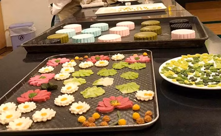 Theo chị Lê Ngọc Yến, một người làm bánh trung thu handmade ở quận Hai Bà Trưng (Hà Nội), các họa tiết hoa, lá, con vật,... trang trí trên bánh đều phải làm thủ công.